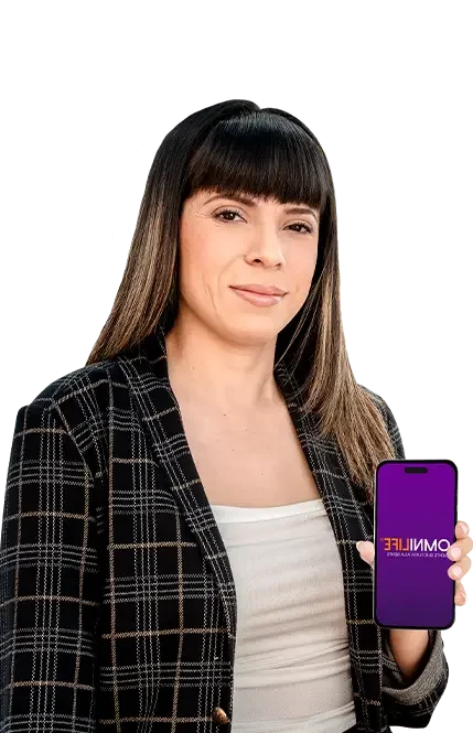 Empresaria viendo celular
